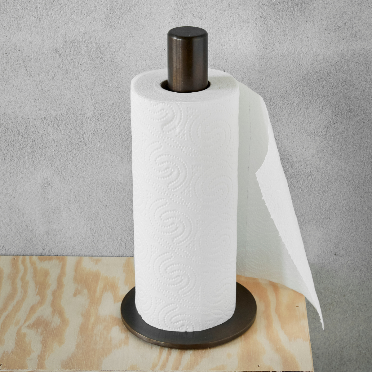 Køkkenrulleholder + bakke i bruneret messing