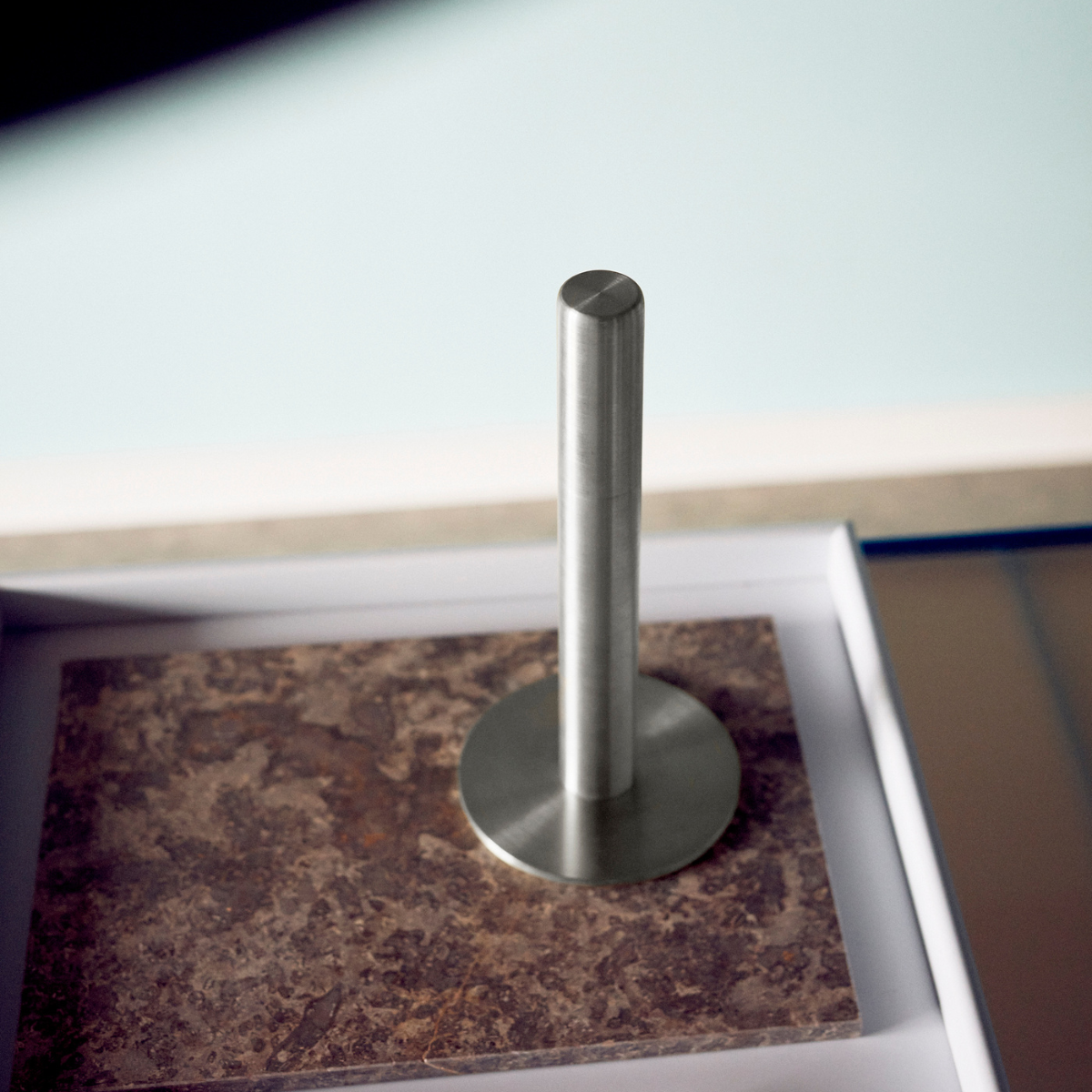 Smuk og enkel køkkenrulleholder i rustfrit stål