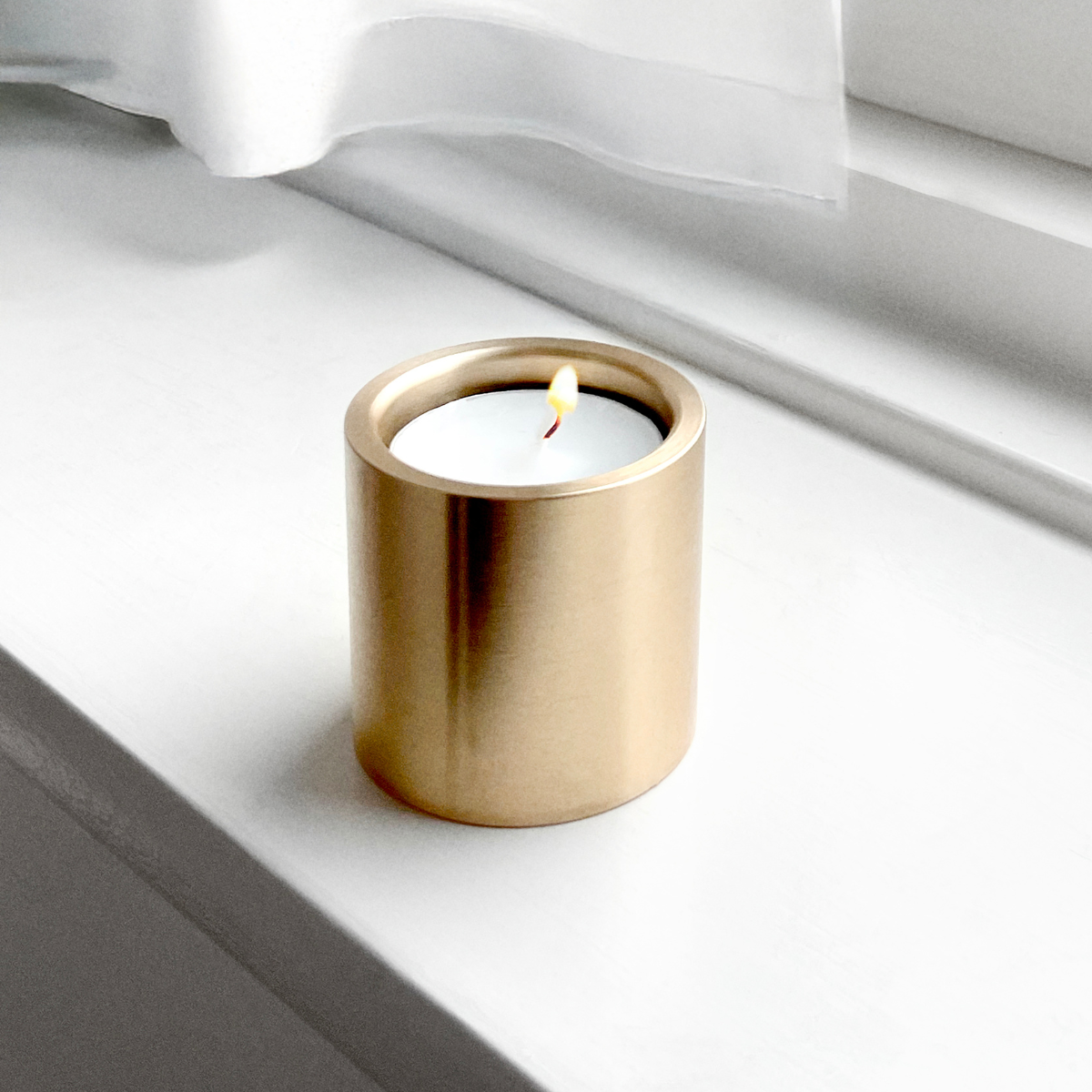 Tung og lækker lysestage til fyrfadslys i massiv, børstet messing