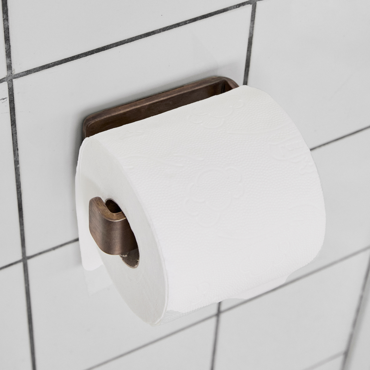 Håndlavet toiletrulleholder i rå, ubehandlet, bruneret messing til dit badeværelse.